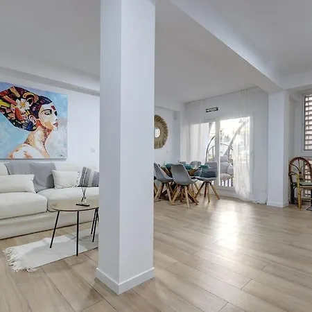 Modern & Vibrant, Urban Flat Apartment